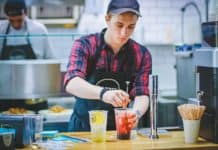 Lej bartender, der kan lave alkoholfrie drinks til gæsterne i bil Bartender laver drinks