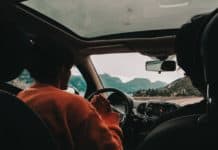 CBD: Kørsel og smerter – hvad må man? Mand kører bil