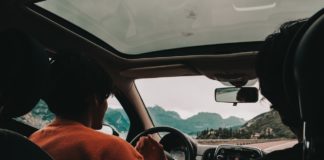 CBD: Kørsel og smerter – hvad må man? Mand kører bil