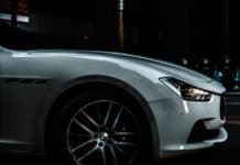 Sådan finder du den billigste bilforsikring Dyr grå bil tæt på