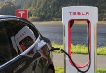 Sådan fungerer en ladestander til elbil Tesla sat til opladning ved offtentlig ladestander