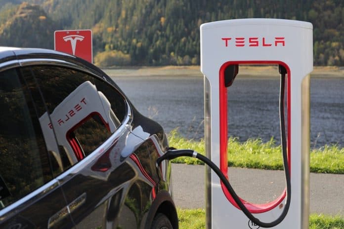 Tesla sat til opladning ved offtentlig ladestander Tesla sat til opladning ved offtentlig ladestander