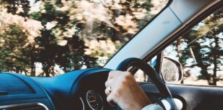 Må man køre bil, hvis man har høreskader? Person kører britisk bil