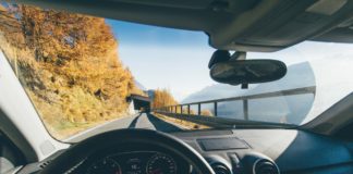 Derfor burde du få en god bilforsikring Bil kører forbi bjerge i udlandet