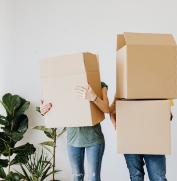 Køb en ordentlig bil, hvis du flytter langt væk fra dit arbejde To personer holder tunge papkasser