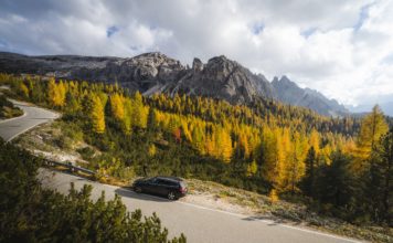 Derfor bør du altid have en lommelygte i bagagerummet Bil holder parkeret på bjerg